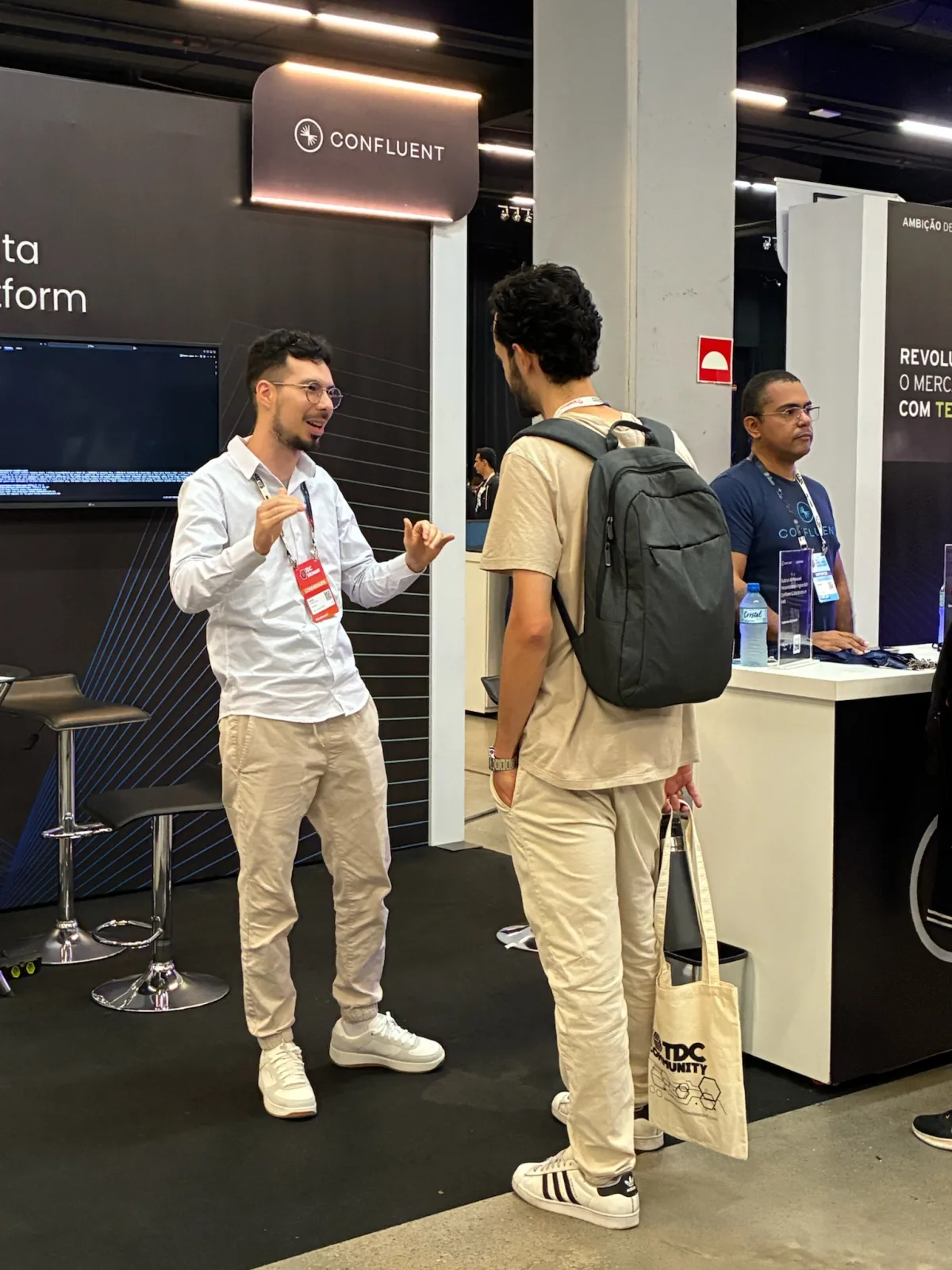 Team member talking with a visitor at the Confluent booth